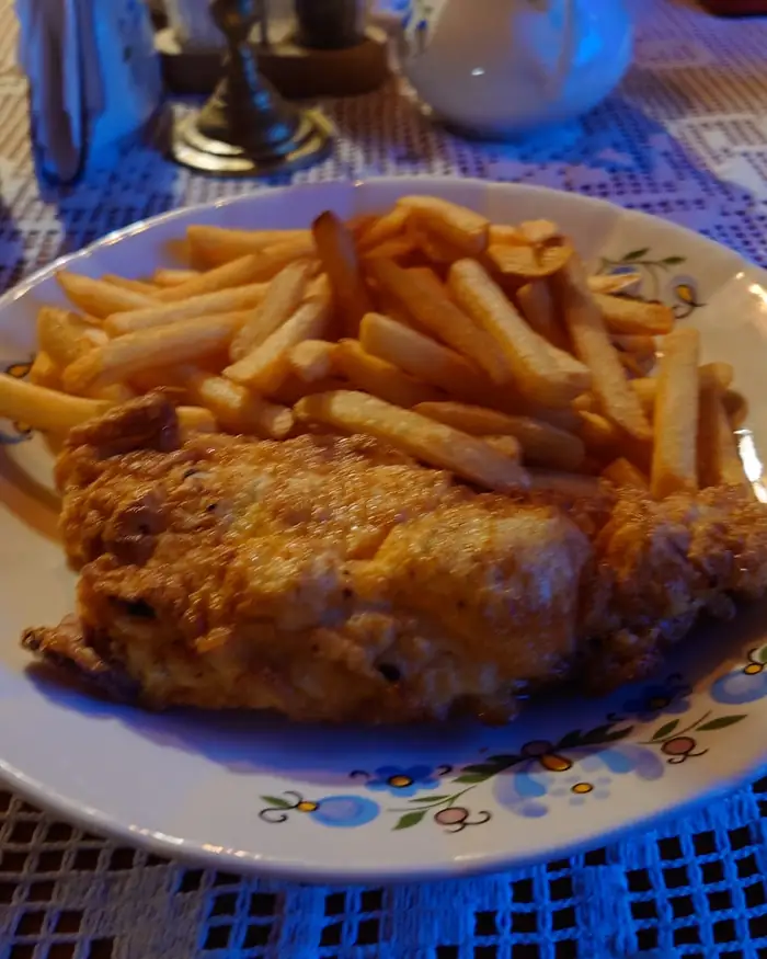 Smażony filet z dorsza z frytkami