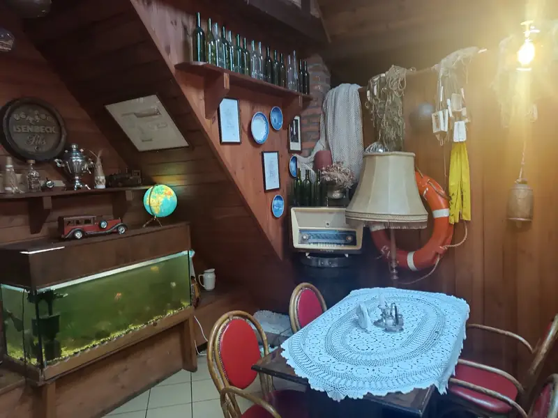 Kącik ze starym radiem, lampą i niebieskim obrusem