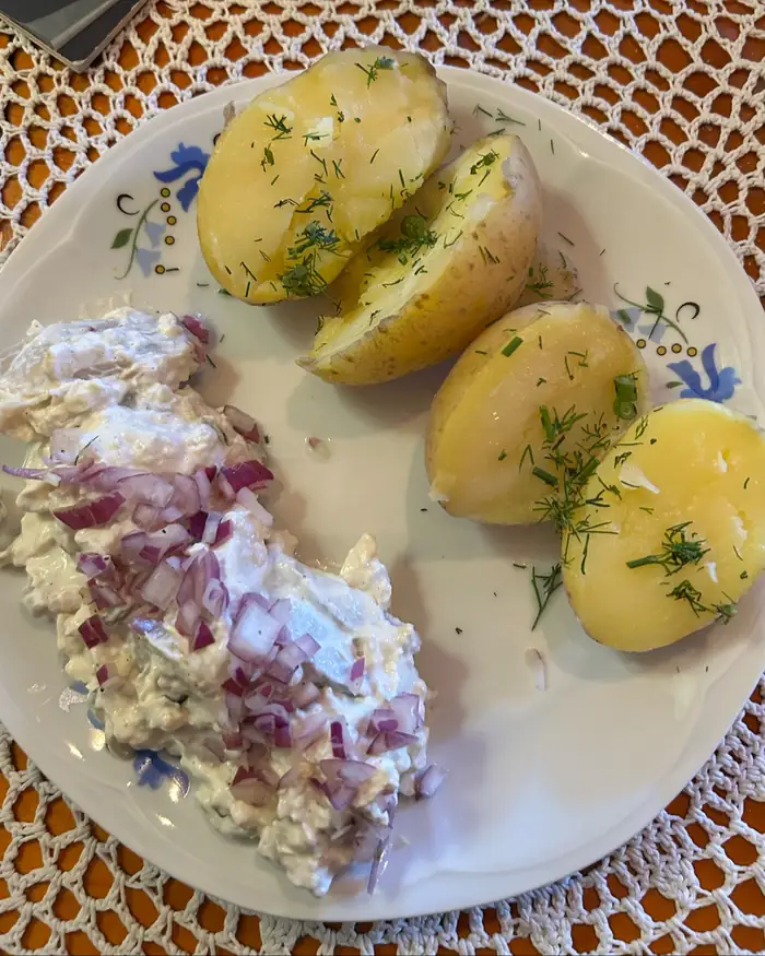 Śledź w śmietanie z cebulą i ziemniakami w mundurkach