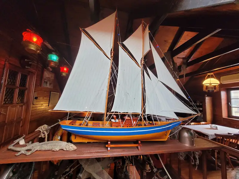 Model żaglowca na ścianie restauracji